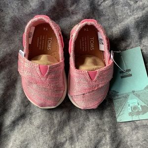 NWT- TOMS Infant Pink Bimini Slip-on Flat!